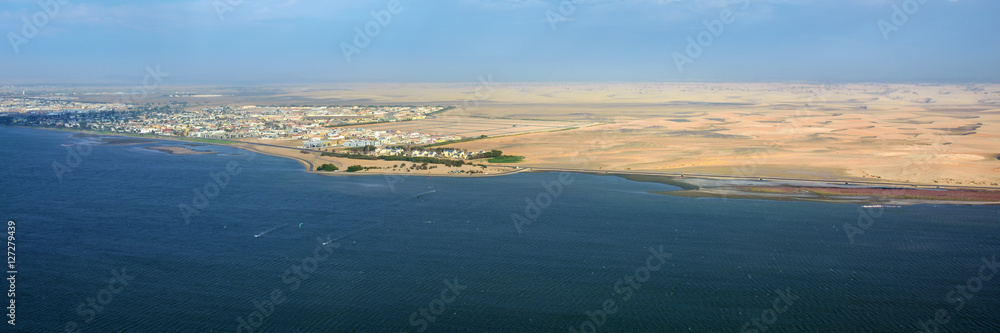 Φωτογραφία The coast in Namibia and panorama of the city Walvis Bay i