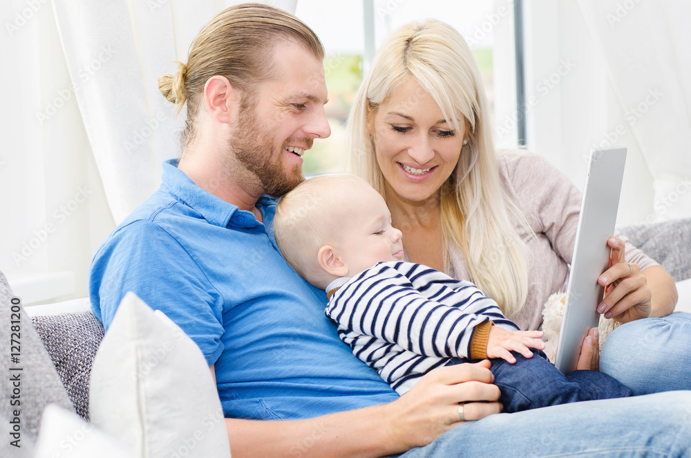 Familie mit Tablet-PC zu Hause