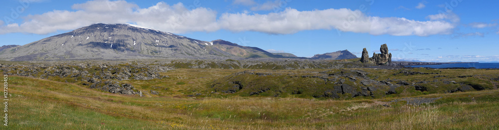 Snæfellsjökull und die Felsnadeln Lóndrangar auf Snæfellsnes in