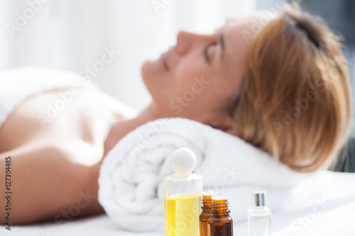 femme les yeux fermés couché sur un lit de massage