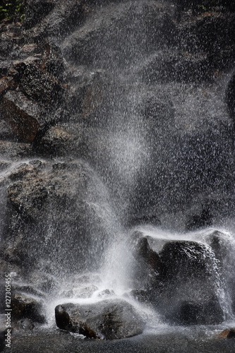 Spritzwasser vom Wasserfall an einer Felswand