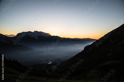 beeindruckender Sonnenaufgang in den Bergen