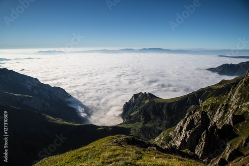 mystische Wolken und Nebelschleier zwischen Berggipfeln im Spätsommer in den Alpen