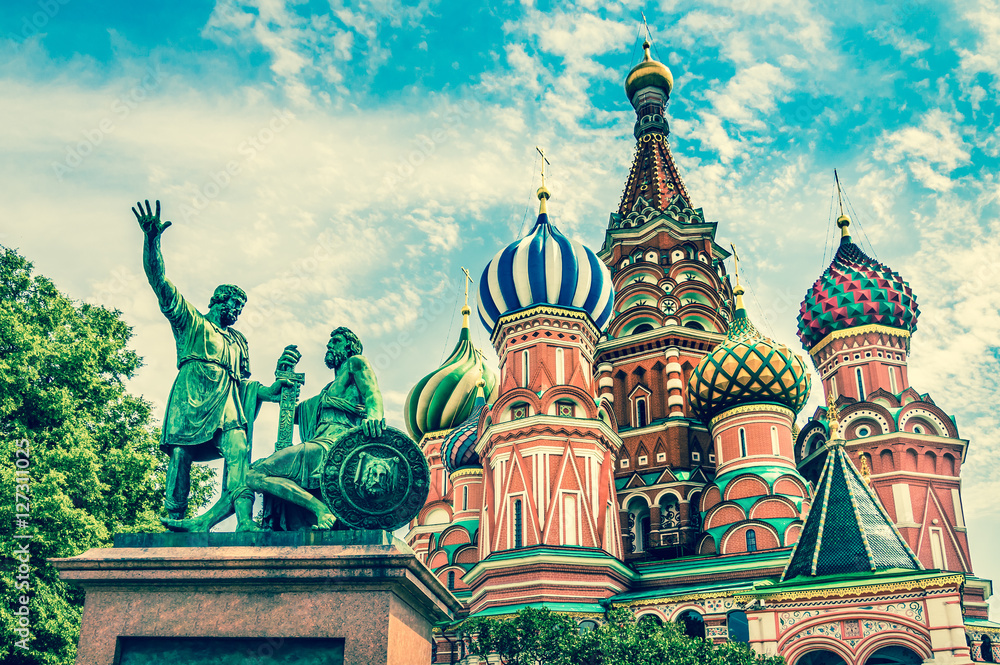 Fototapeta premium St. Basil's cathedral on Red Square in Moscow, Russia