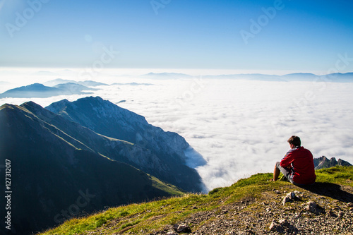 mystische Wolken und Nebelschleier zwischen Berggipfeln im Spätsommer in den Alpen