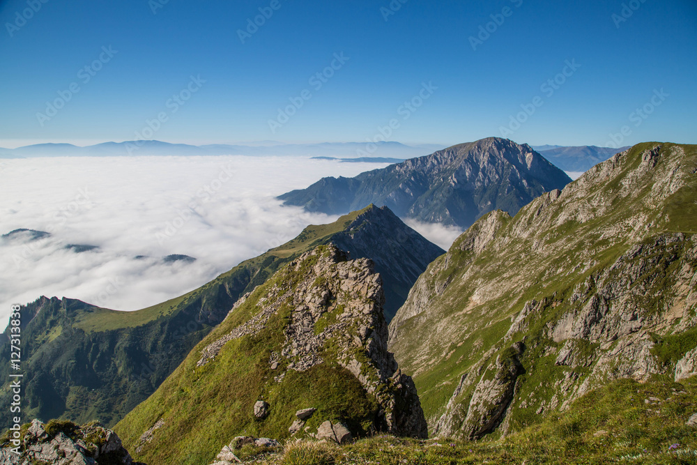 Gösseck in den Eisenerzer Alpen umgeben von Nebel