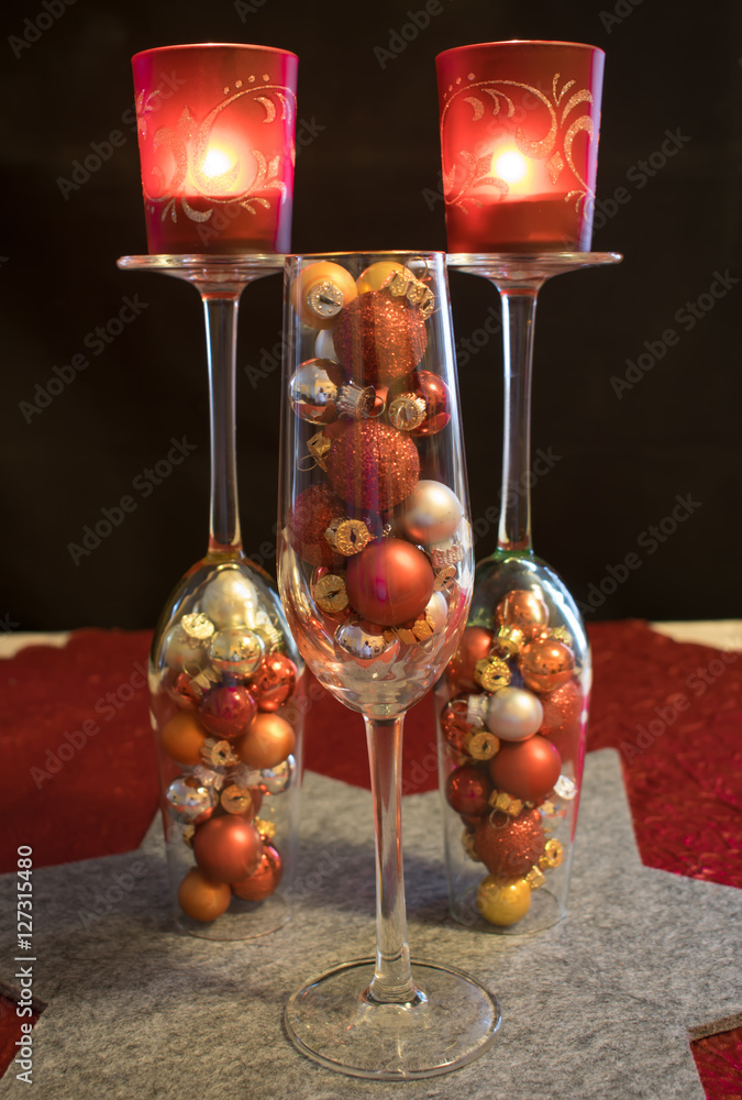 Weihnachten, mit Weihnachtskugeln gefüllte Sektgläser mit Teelicht 스톡