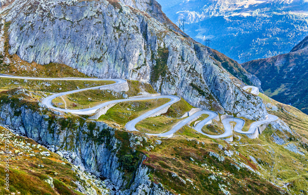 Serpentine road to the St. Gotthard Pass in the Swiss Alps StockFoto