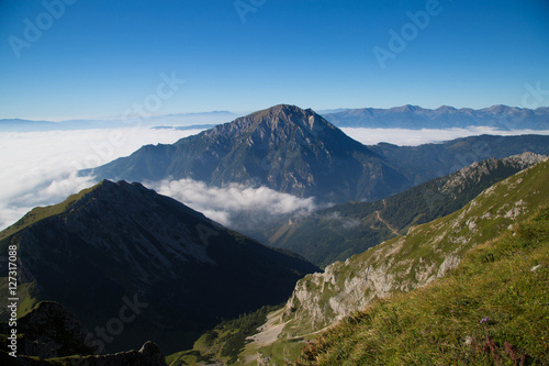 Gösseck in den Eisenerzer Alpen umgeben von Nebel