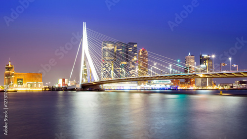Erasmusbrücke und Skyline von Rotterdam bei Nacht, Holland © matho