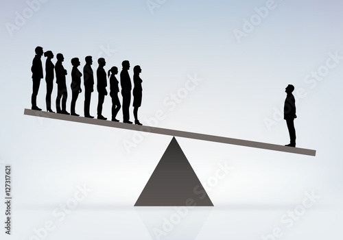 Symbole du pouvoir déséquilibré entre un patron et ses employés