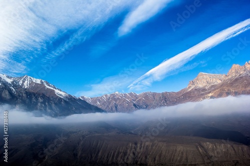 белые облака на синем небе, горное ущелье Северного Кавказа