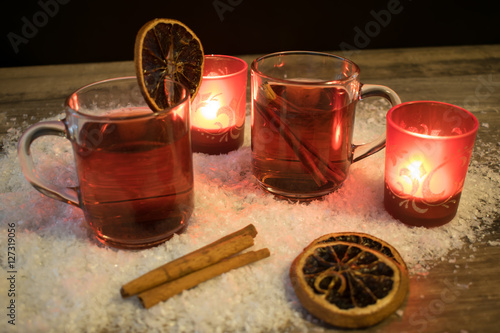 Glühwein im Schnee mit Kerzenlicht