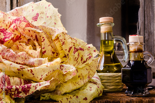Fotografi variegated chicoryf with oil and vinegar