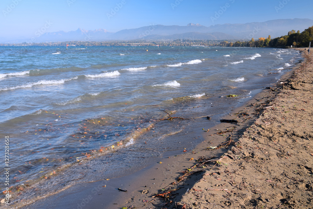 La plage d'Excenevex dominé par le Massif du Chablais