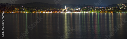 Überlingen bei Nacht in der Spiegelung im Wasser