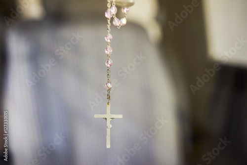 christliches Kreuz an einer religiösen Kette © jocoso