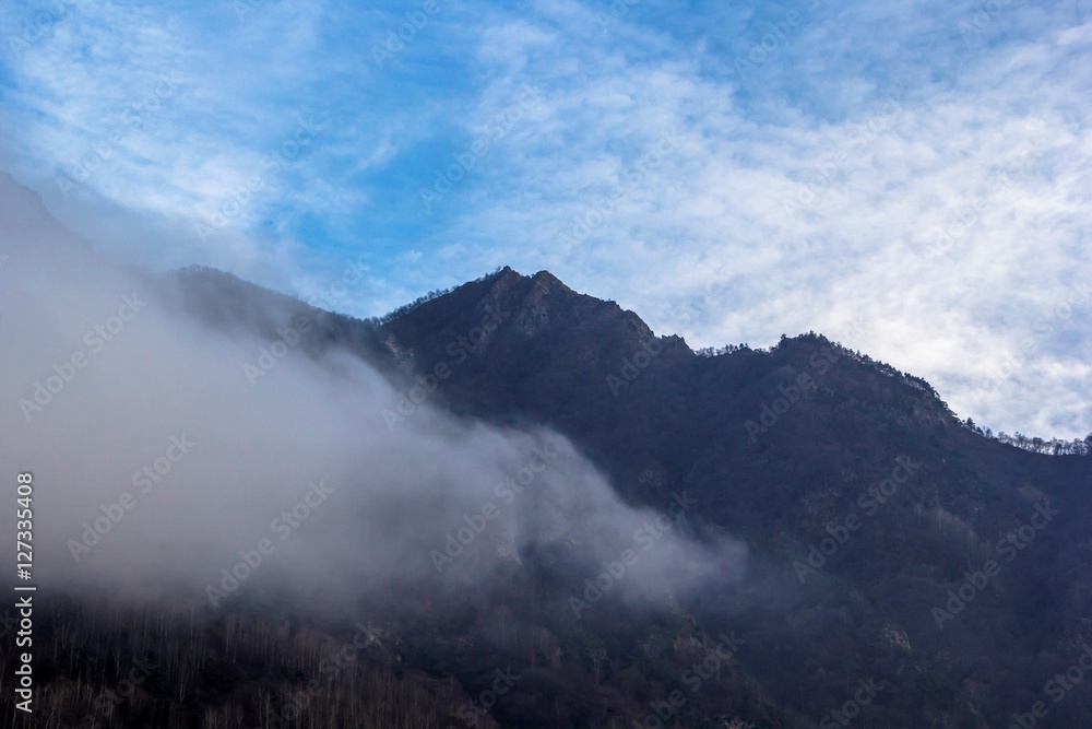 горный склон в тумане, пейзаж