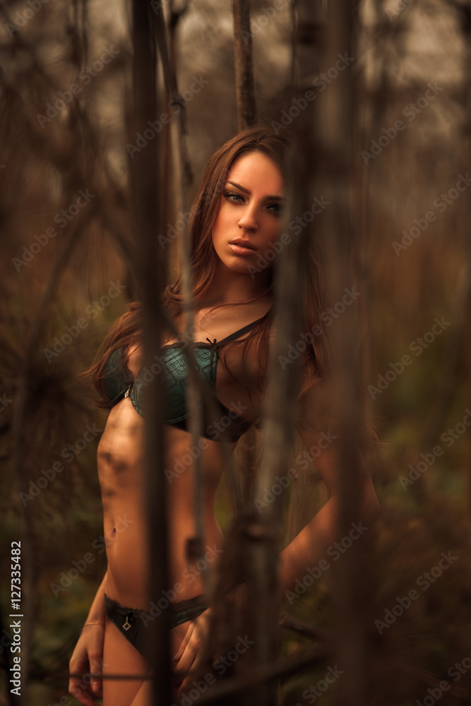 Naklejka premium Sexy woman in thickets