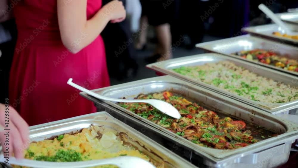 people impose a hot dish on a plate people impose a hot dish on a plate