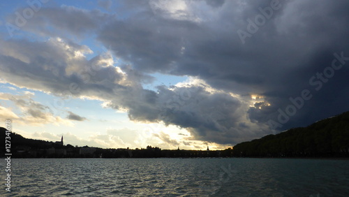Ciel menaçant sur le lac d'Annecy (France) © Florence Piot