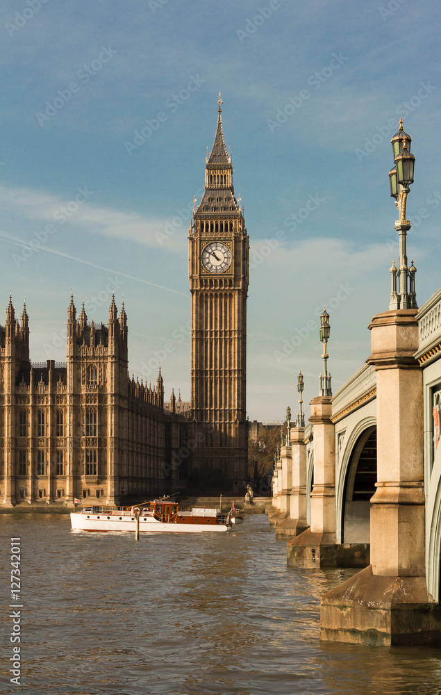 Obraz premium The Big Ben and Westminster bridge , England, UK.