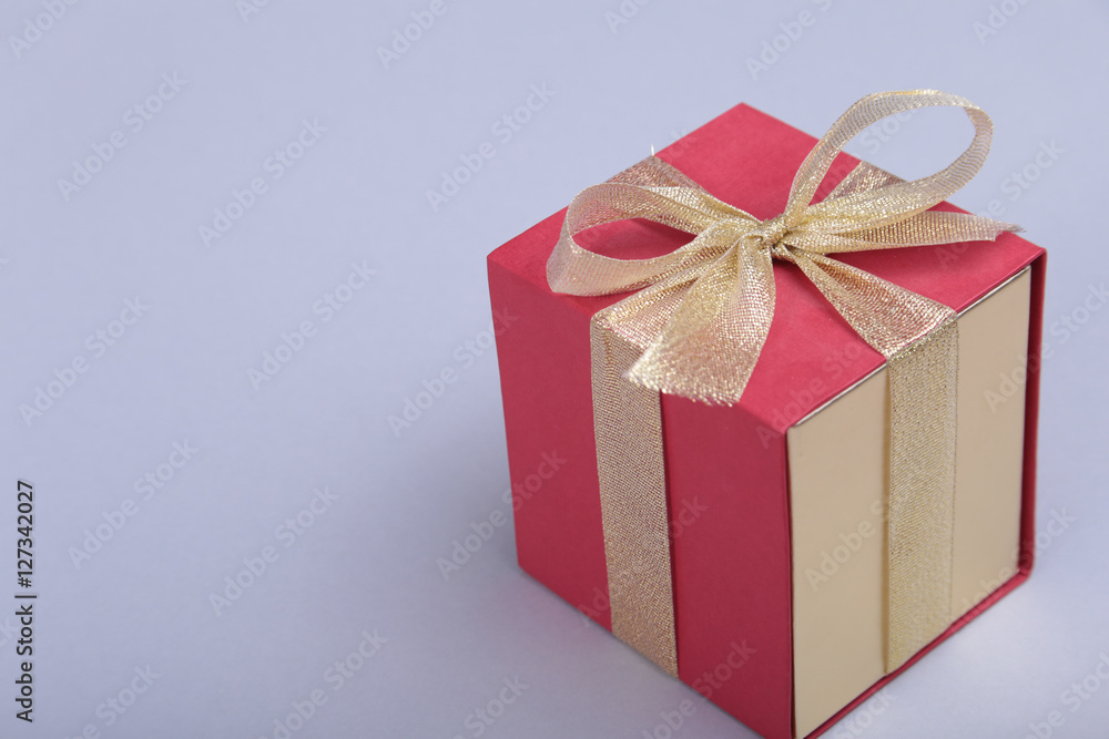 Obraz premium Gift boxes with bow on gray background