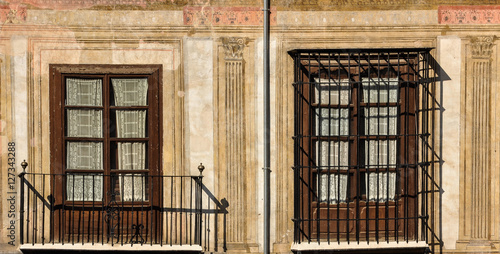 Granada, Andalucía, edificio con balcones y decoración clásica