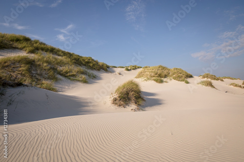 Dünenlandschaft und blauer Himmel