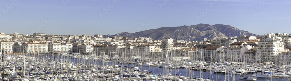 Panorama sur le vieux de port de Marseille