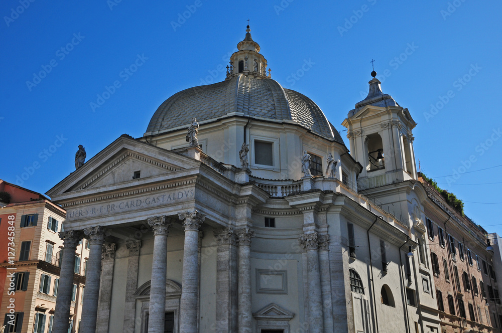 Roma, la chiesa di Santa Maria in Montesanto di piazza del Popolo