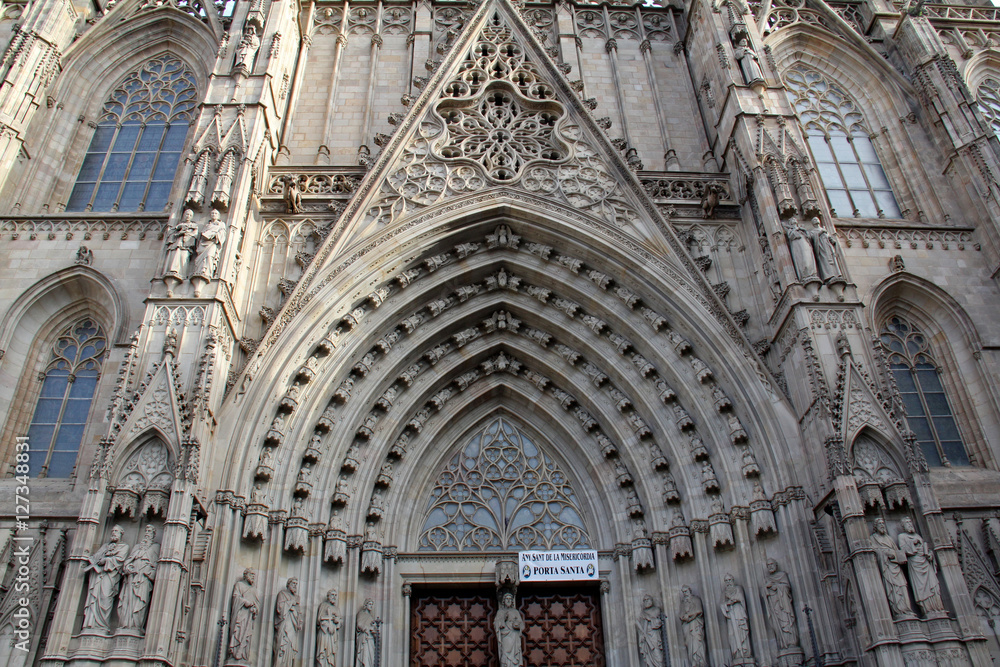 Cattedrale di Barcellona: strombo e coronamento del portale