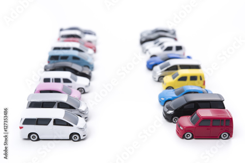 たくさん並んだカラフルなミニカー