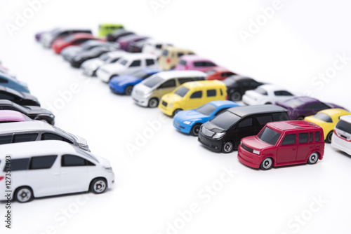 たくさん並んだカラフルなミニカー