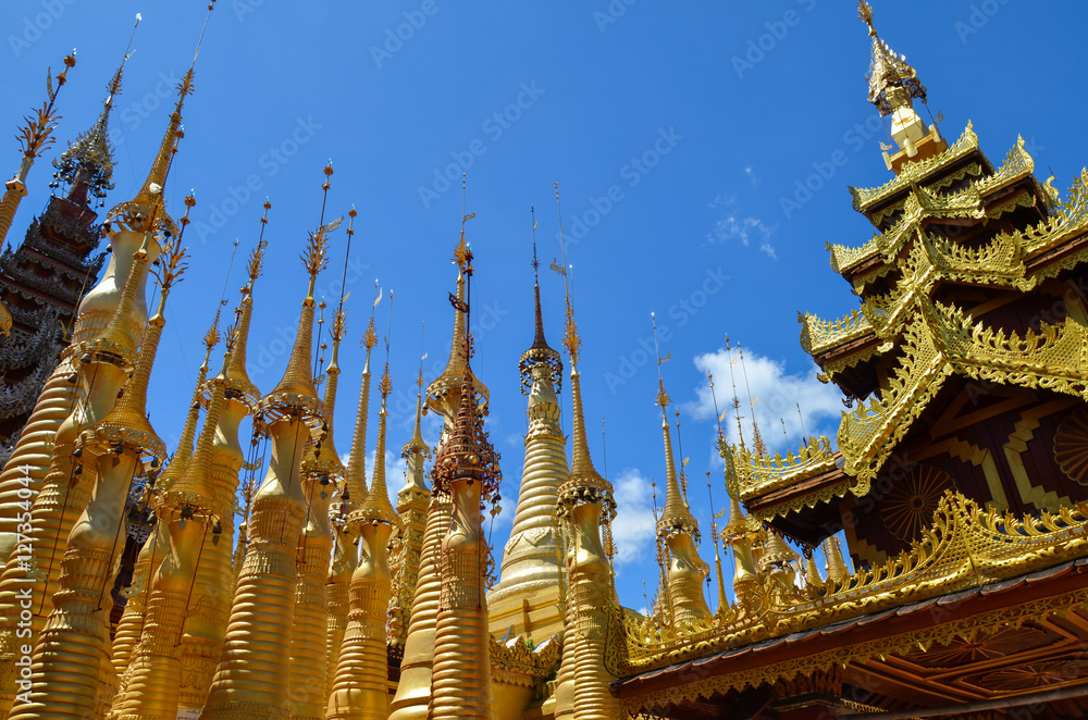 Fototapeta premium Shwe Indein Pagoda complex in Inle Lake, Shan State, Myanmar