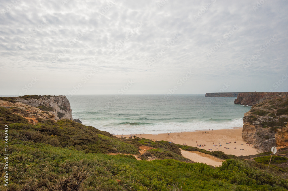 Portugalの大西洋に面した海岸/ Portugal の大西洋に面した断崖に囲まれた典型的なビーチです。