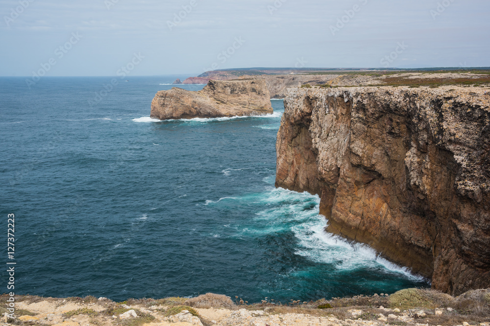 Portugal Sagres の海に浮かぶ巨大な靴/ Portugal ,Sagres の岬より、巨大な靴の形をした岩が見える。大きな木靴が浮いているように見える。