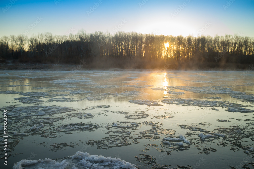 Fototapeta premium Sunrise during freeze-up in the river