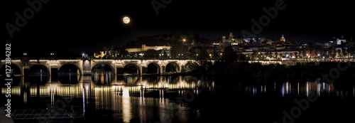 Luna llena sobre el río Guadiana y La Alcazaba de Badajoz