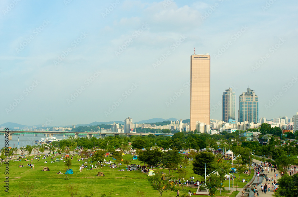 Fototapeta premium Rzeka Hangang w Seulu latem w Korei