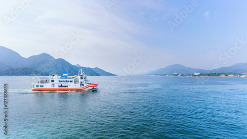 Foto Ferry crossing the inland sea between Miyajimaguchi and Miyajima island , destin