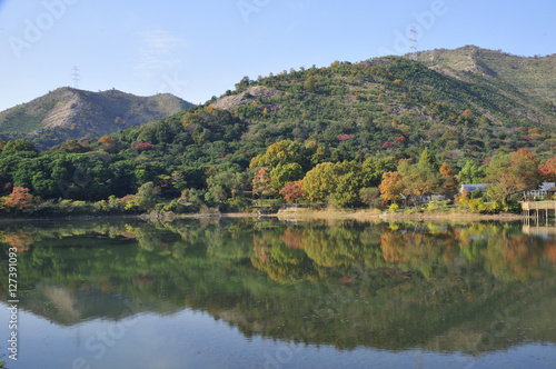 兵庫県高砂市・山・稜線と池の風景