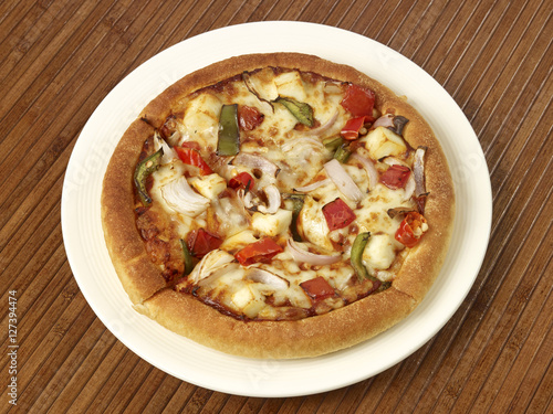 Tandoori Pizza topped with paneer and capsicum