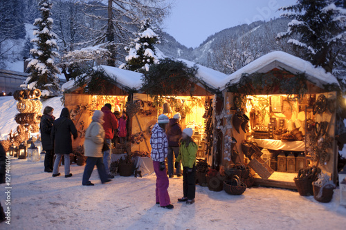 Romantischer Weihnachtsmarkt in Bayern im Schnee