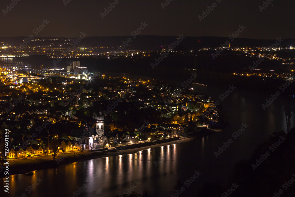 Stadt in der Nacht am Rheinufer entlang