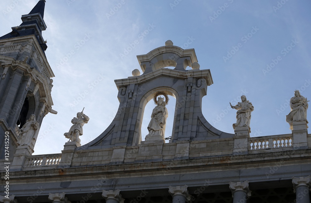  Estatua de la Virgen con el niño Jesúa en la Santa Iglesia Catedral de Santa María la Real de la Almudena de Madrid,España
