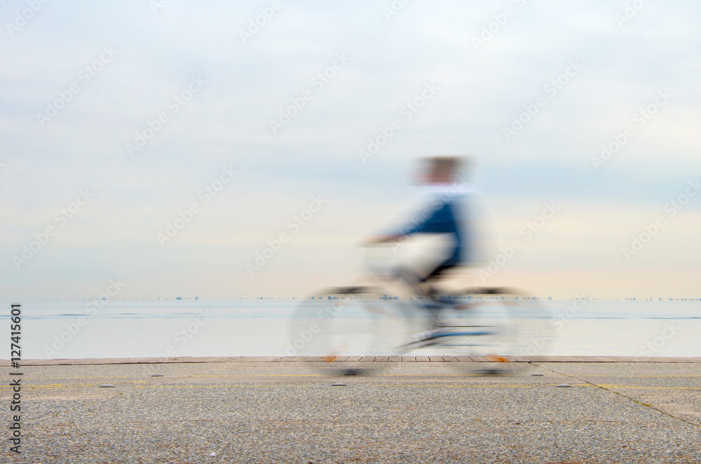 Obraz premium Bicyclist, motion blur