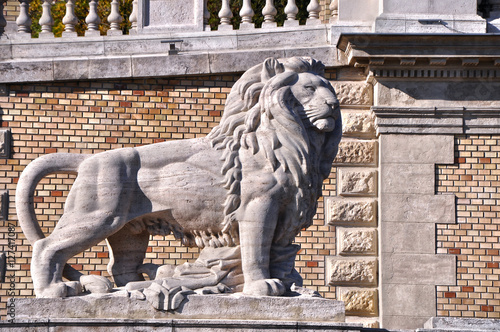 Lion sculpture photo