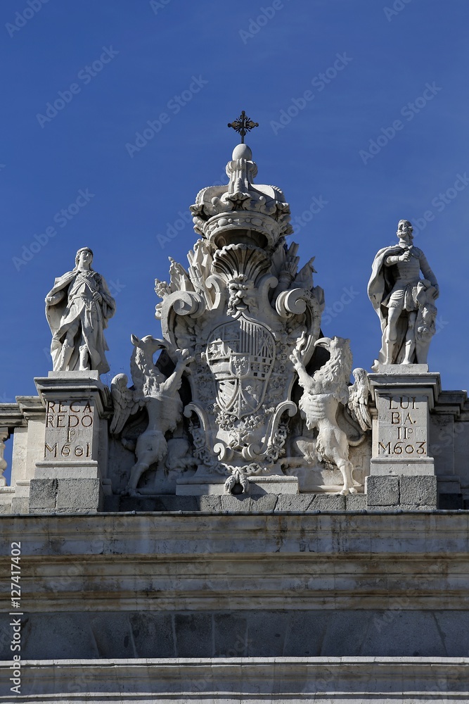 detalle del escudo del Palacio Real o de Oriente de Madrid , residencia oficial del rey de España
