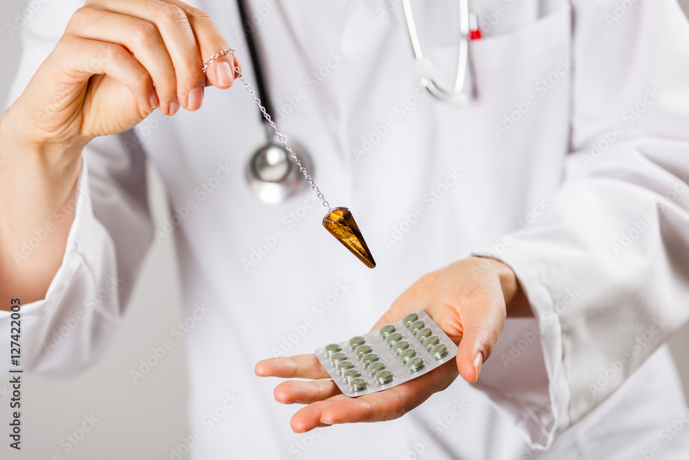 Arzt Für Naturheilkunde In Der Nähe Arzt Pendel Naturheilkunde Heilpraktiker Esoterik Stock-Foto | Adobe Stock